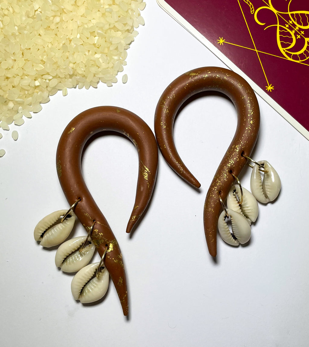 Hooked Cowrie Gauges