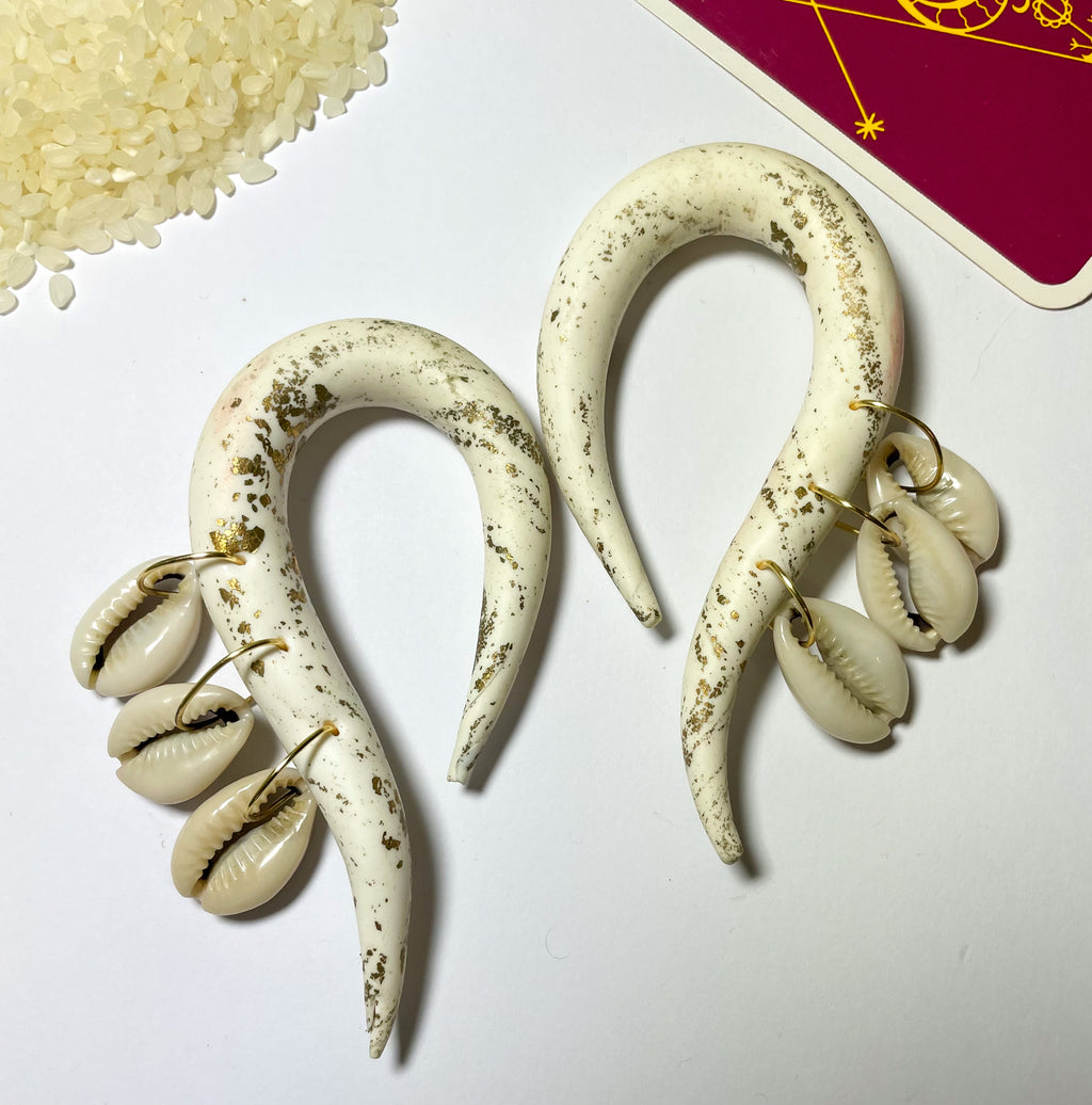 Hooked Cowrie Gauges